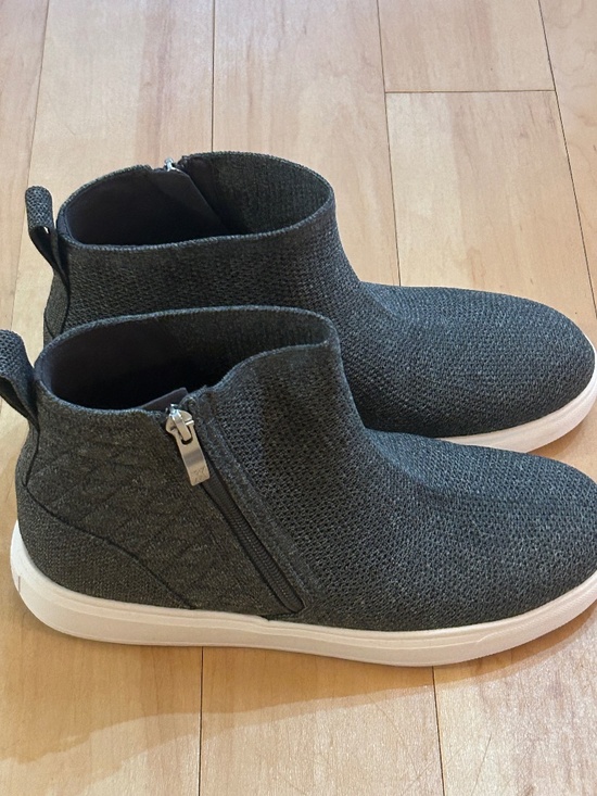Vivaia Shoes - Vivaia Casey Round-Toe Hidden Wedge Sneakers